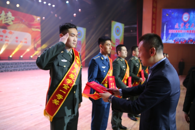 秘書長楊慶明為莘莘學子授獎