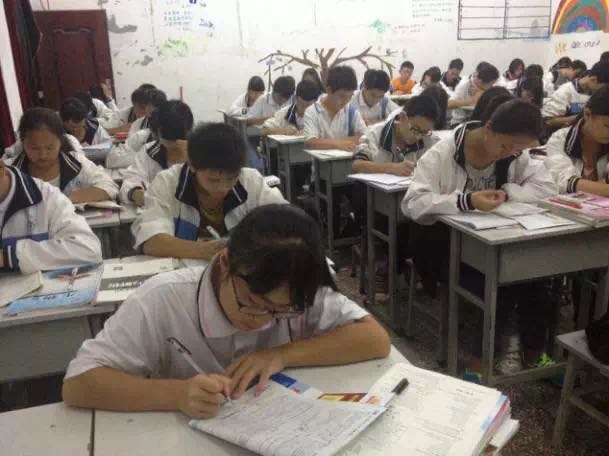 預?！皢⒚靼唷比w學子2017高考金榜題名