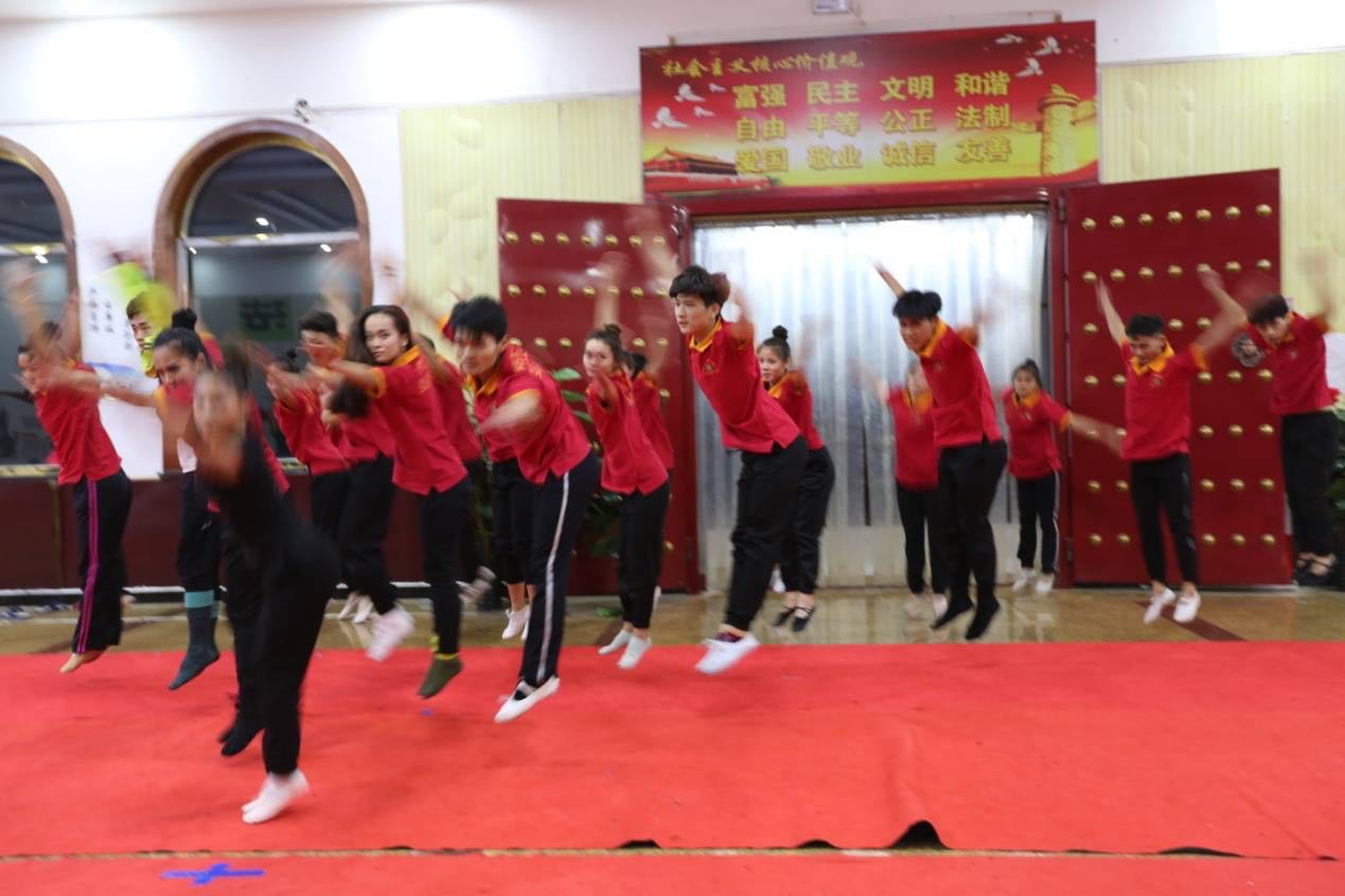 中秋看望“啟明特殊藝術培訓中心”的孩子們