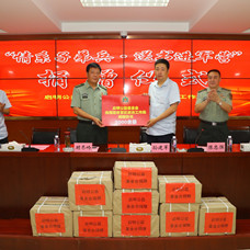 情系子弟兵 啟明公益基金會為福建省軍區政工局贈書