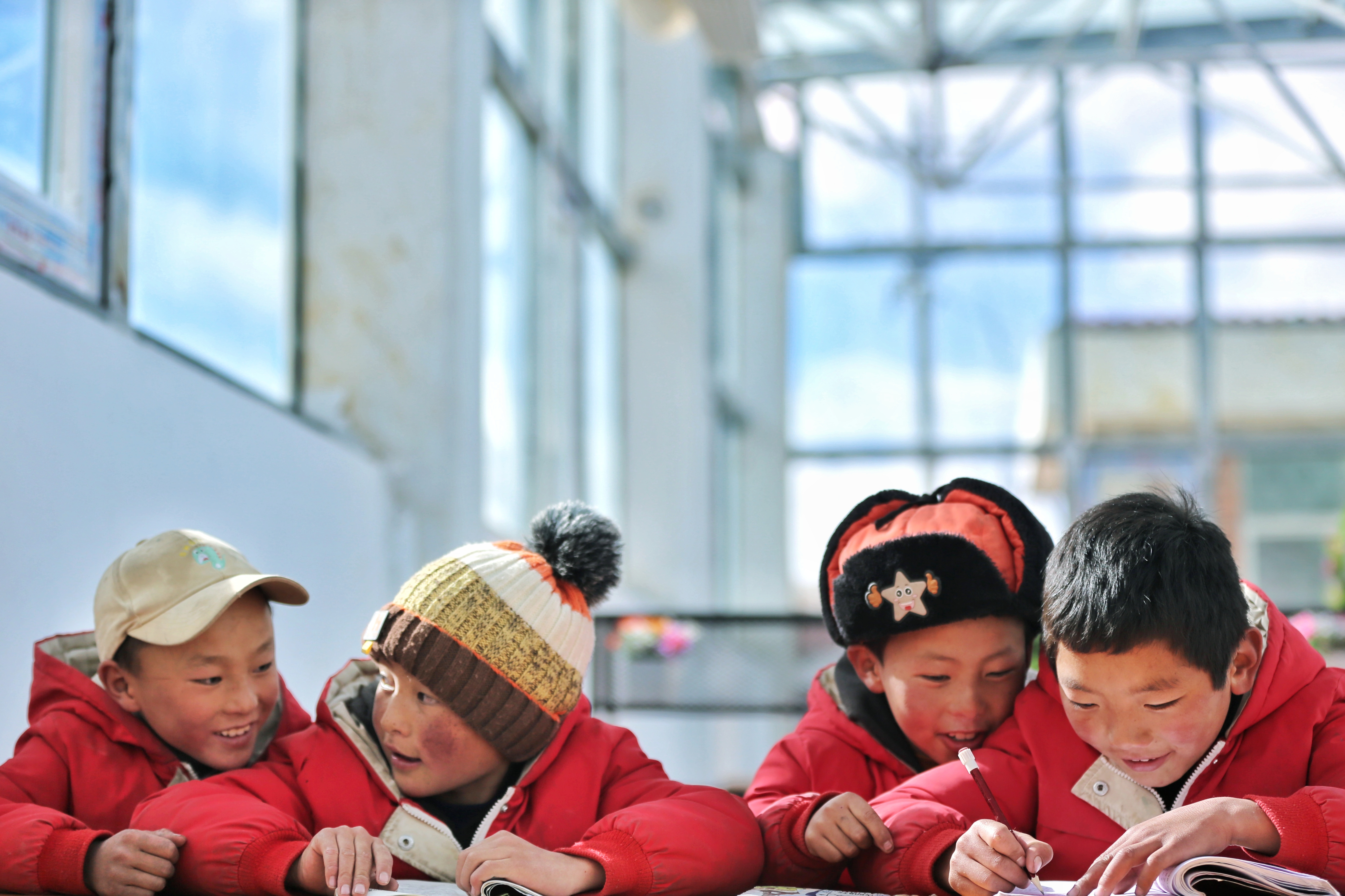 囊謙縣著曉鄉寄宿學校的孩子們