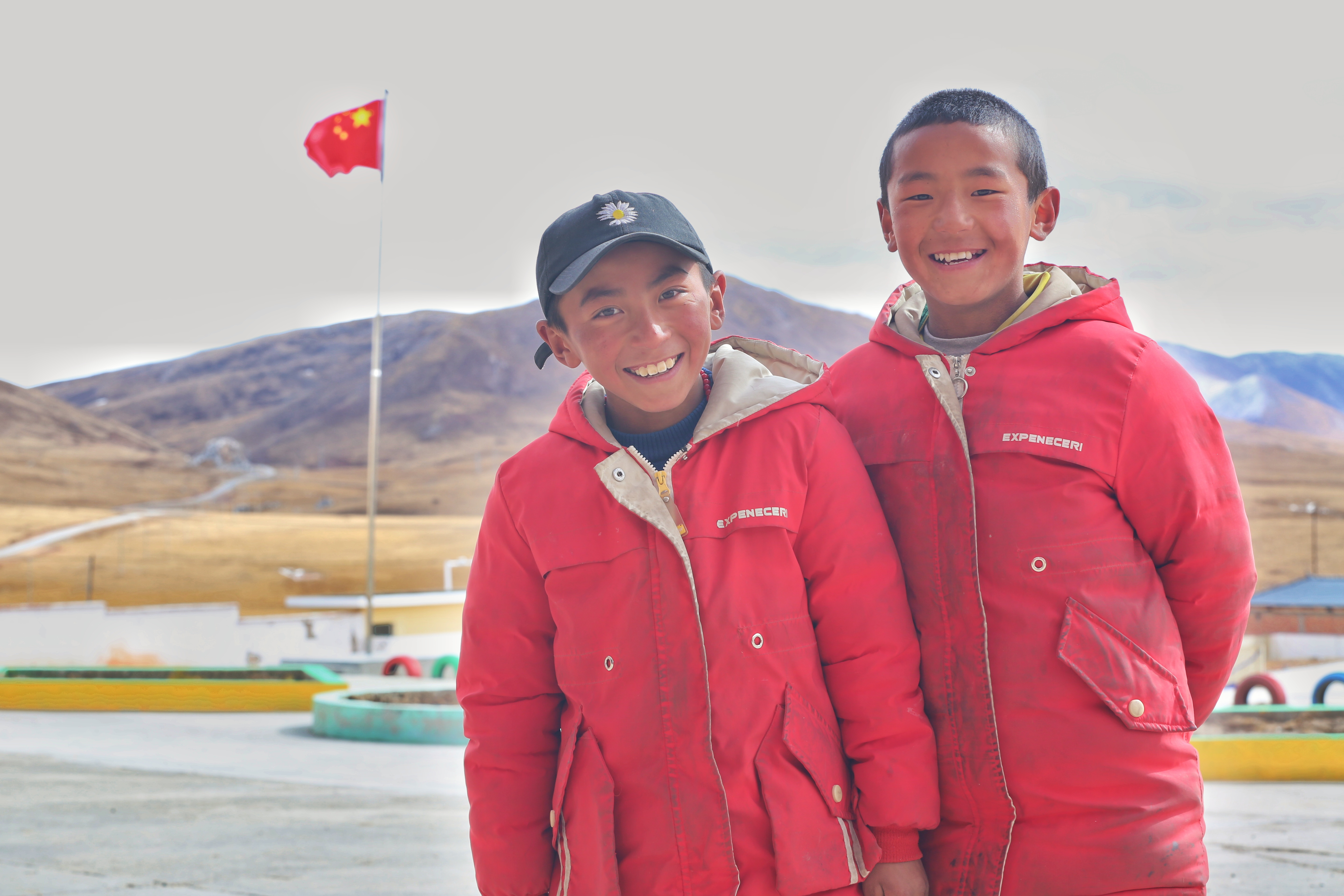 囊謙縣著曉鄉寄宿學校的孩子們